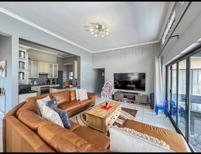 3 BEDROOM HOUSE FOR SALE IN MIDSTREAM HILL